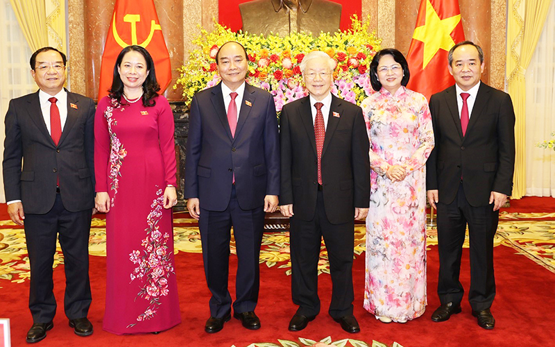 Bàn giao công tác giữa nguyên Chủ tịch nước Nguyễn Phú Trọng và Chủ tịch nước Nguyễn Xuân Phúc