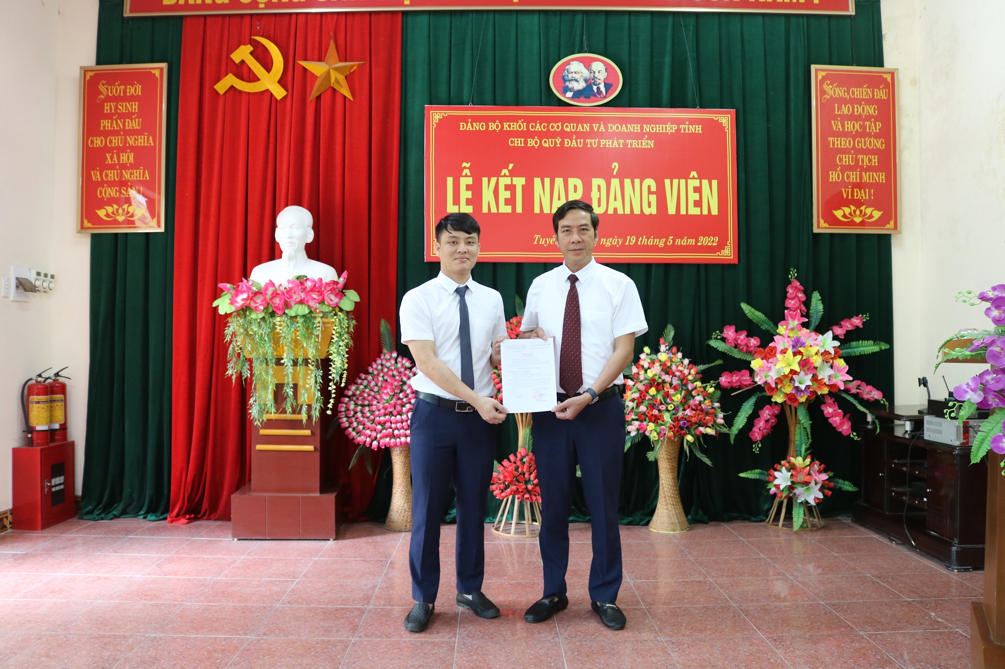 Chi bộ Quỹ Đầu tư phát triển tỉnh Tuyên Quang tổ chức Lễ kết nạp Đảng viên cho quần chúng ưu tú
