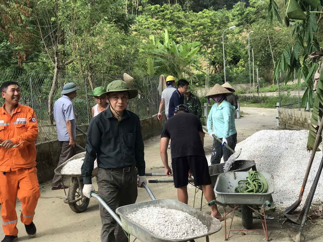 Cán bộ, đảng viên Quỹ Đầu tư phát triển tỉnh Tuyên Quang tích cực tham gia hoạt động với nhân dân theo Đề án số 02-ĐA/TU ngày 23/5/2021 của Ban Thường vụ Tỉnh ủy Tuyên Quang.