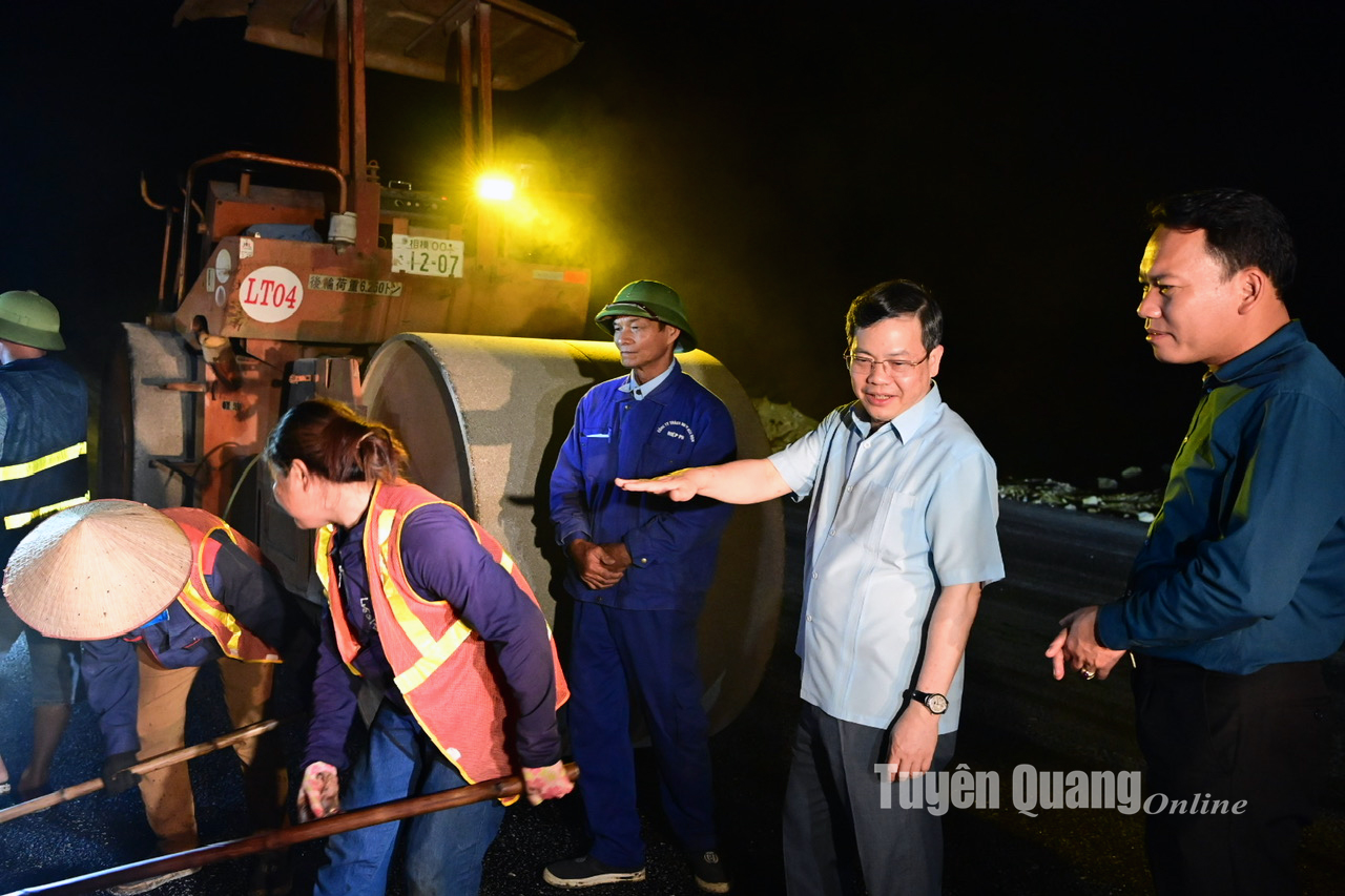 Chủ tịch UBND tỉnh Nguyễn Văn Sơn xuyên đêm kiểm tra thi công cao tốc Tuyên Quang - Phú Thọ