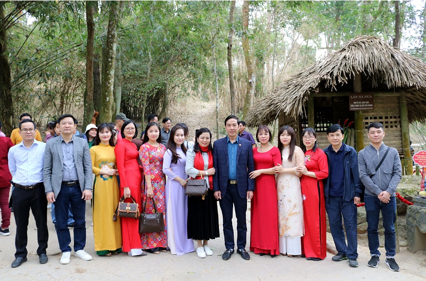 Công đoàn Quỹ Đầu tư phát triển tỉnh tuyên Quang tổ chức hành trình về nguồn tại Khu di tích lịch sử Quốc gia đặc biệt Tân Trào