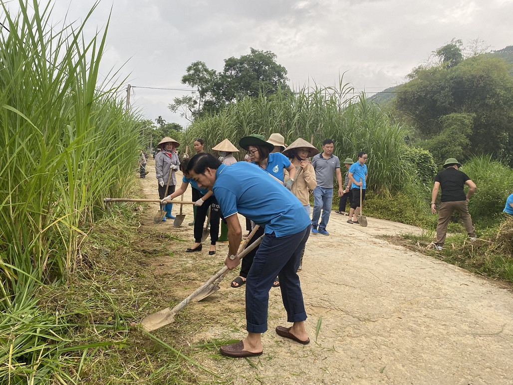 Cán bộ, đảng viên Quỹ Đầu tư phát triển tỉnh Tuyên Quang tham gia hoạt động với nhân dân theo Đề án số 02-ĐA/TU ngày 23/5/2021 của Ban Thường vụ Tỉnh ủy Tuyên Quang.