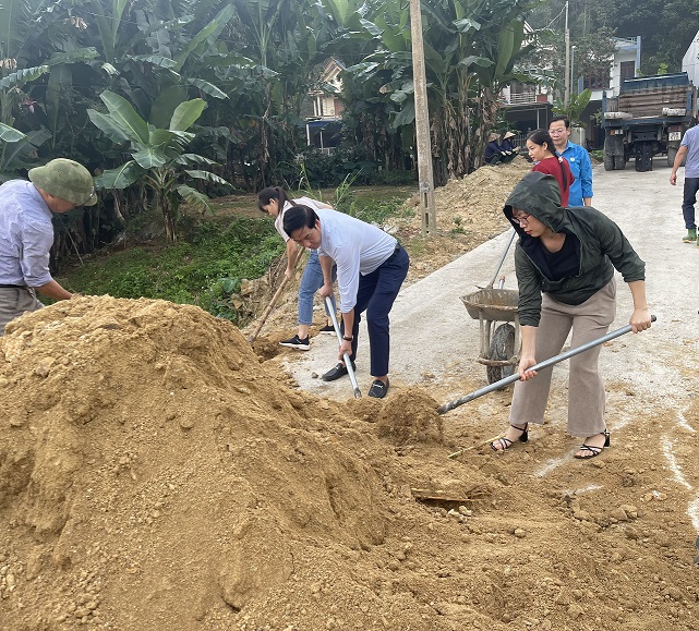 Cán bộ, đảng viên Quỹ Đầu tư phát triển tỉnh Tuyên Quang tích cực tham gia hoạt động với nhân dân theo Đề án số 02-ĐA/TU ngày 23/5/2021 của Ban Thường vụ Tỉnh ủy Tuyên Quang.