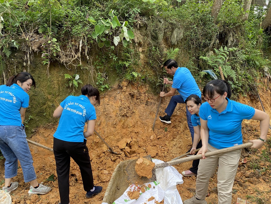 Cán bộ, đảng viên Quỹ Đầu tư phát triển tỉnh Tuyên Quang tích cực tham gia hoạt động với nhân dân theo Đề án số 02-ĐA/TU ngày 23/5/2021 của Ban Thường vụ Tỉnh ủy Tuyên Quang