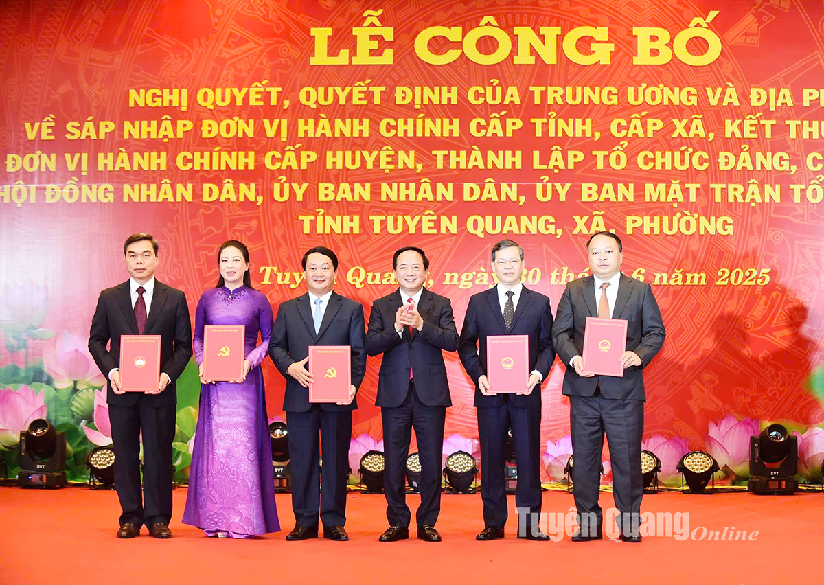 Lễ công bố sáp nhập tỉnh Tuyên Quang, Hà Giang, hợp nhất xã, kết thúc hoạt động cấp huyện và chỉ định công tác cán bộ