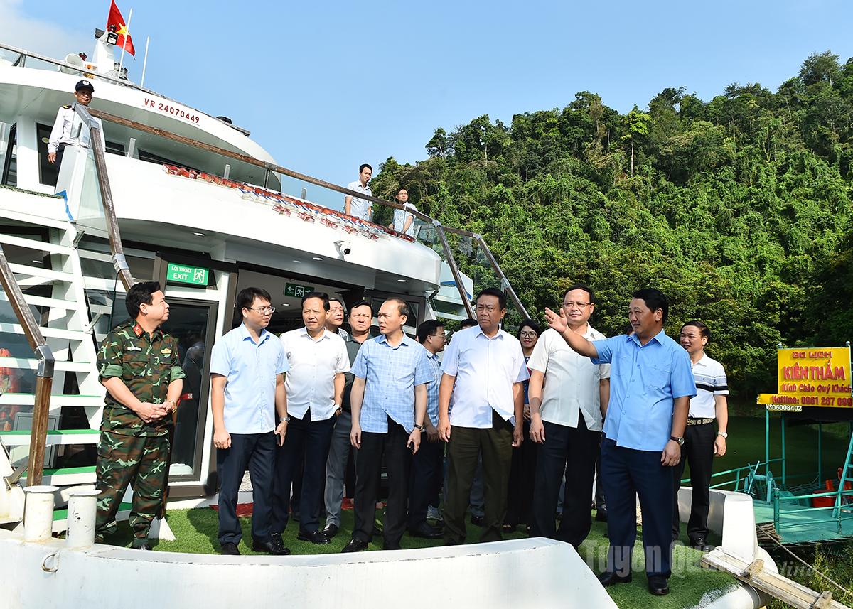 Đồng chí Bí thư Tỉnh ủy Hầu A Lềnh khảo sát vùng hồ thủy điện